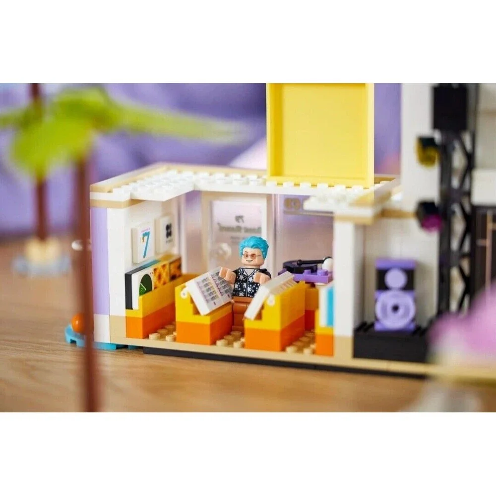 LEGO IDEAS BTS DYNAMITE (21339) Music Video Set. IN HAND